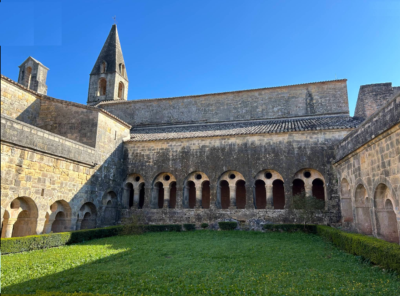 CloÎtre et jardin de l'Abbaye du Thoronet